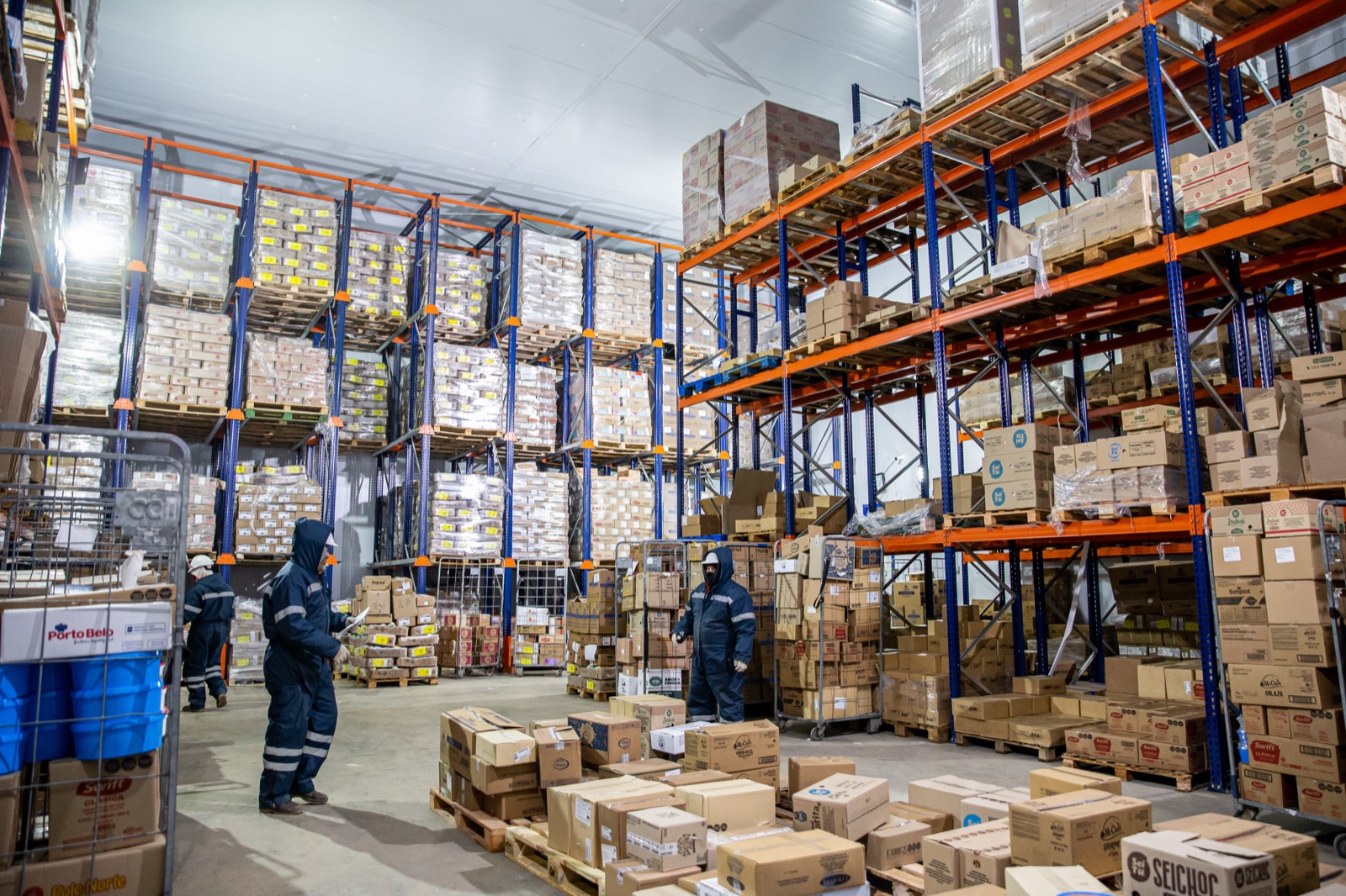 Operarios en depósito